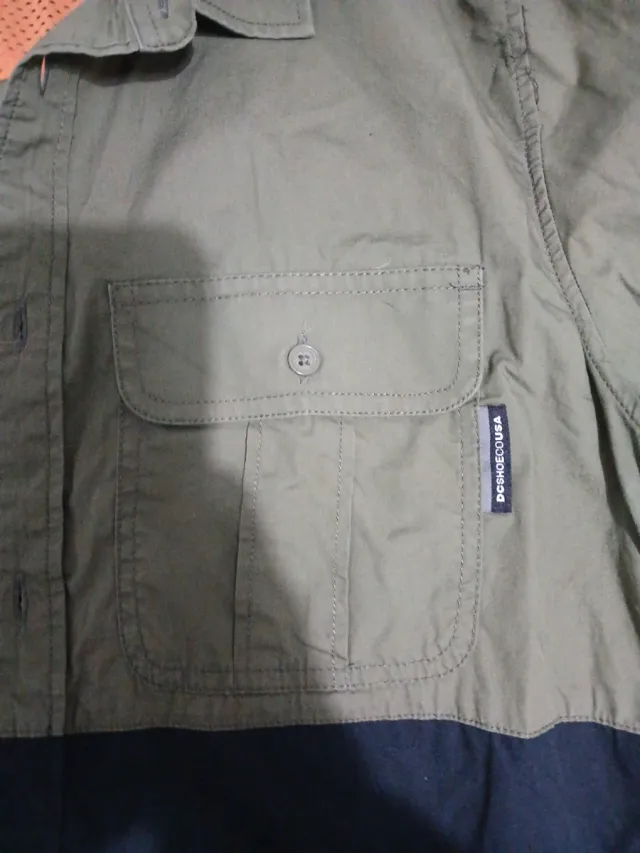 Camisa DC bicolor verde y negra