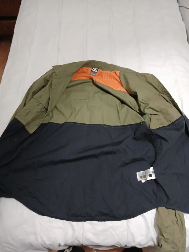 Camisa DC bicolor verde y negra