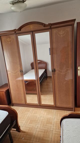 Cama individual de madera oscura