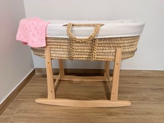 Moisés de mimbre con base mecedora