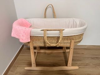 Moisés de mimbre con base mecedora