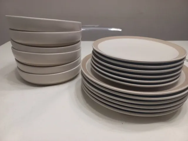 Vajilla de porcelana beige y blanca