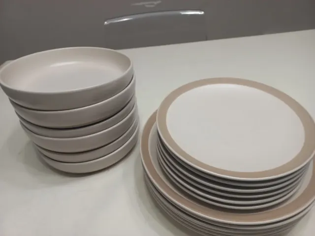 Vajilla de porcelana beige y blanca