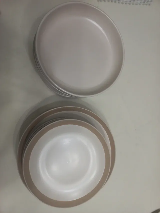 Vajilla de porcelana beige y blanca