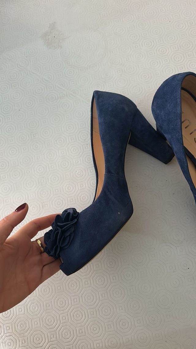 Zapatos de tacón UNISA azul con flor