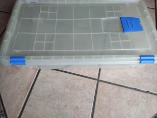 Caja de almacenaje transparente con ruedas