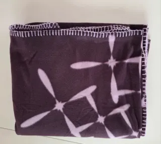 Manta fina morada con estampado