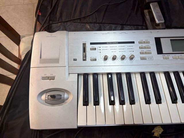 Teclado Korg Triton LE