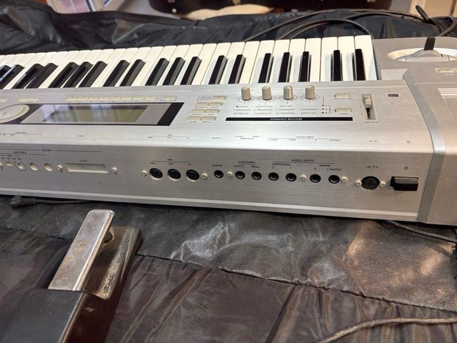 Teclado Korg Triton LE