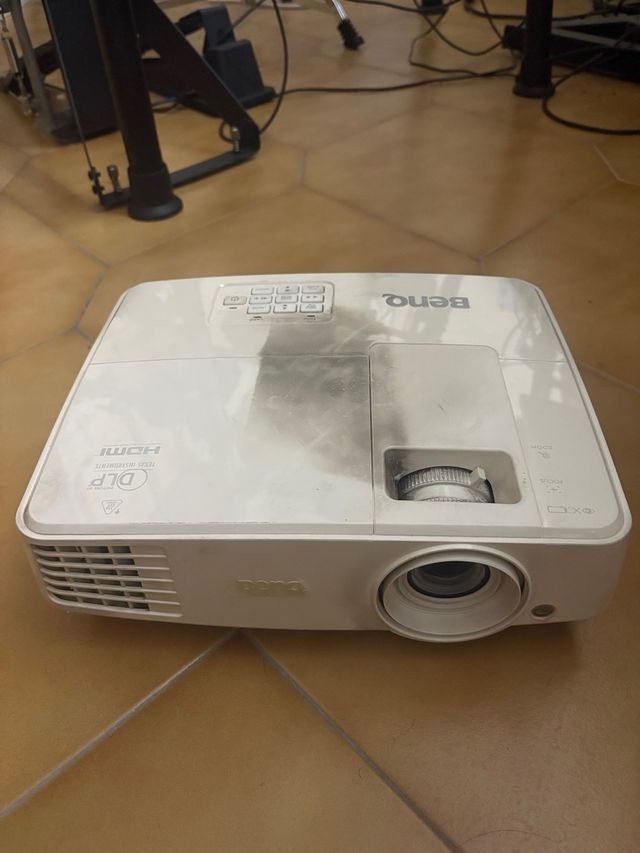 Lote 2 Proyectores Epson y BenQ Blancos