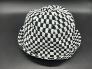 Cappello a secchiello in maglia scacchi