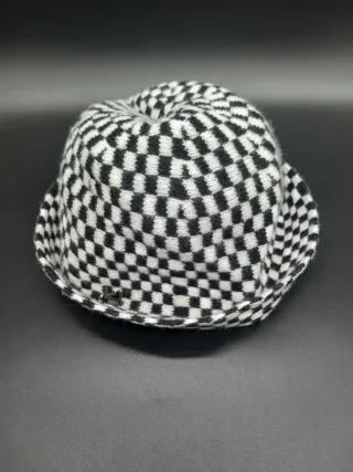 Cappello a secchiello in maglia scacchi