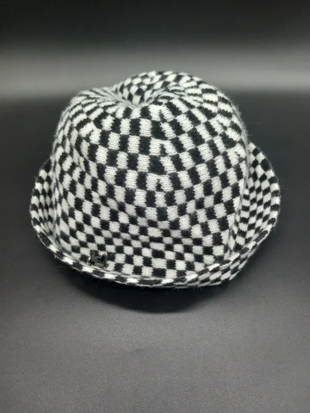 Cappello a secchiello in maglia scacchi