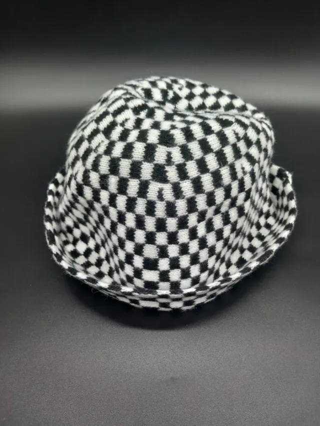 Cappello a secchiello in maglia scacchi