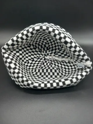 Cappello a secchiello in maglia scacchi