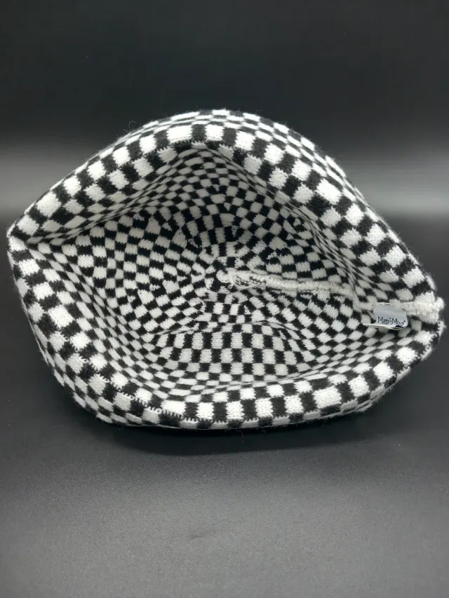 Cappello a secchiello in maglia scacchi