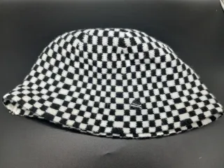 Cappello a secchiello in maglia scacchi