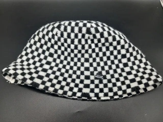 Cappello a secchiello in maglia scacchi