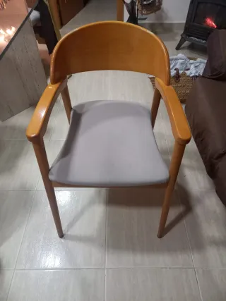 Mesa redonda cristal y 4 sillas madera.