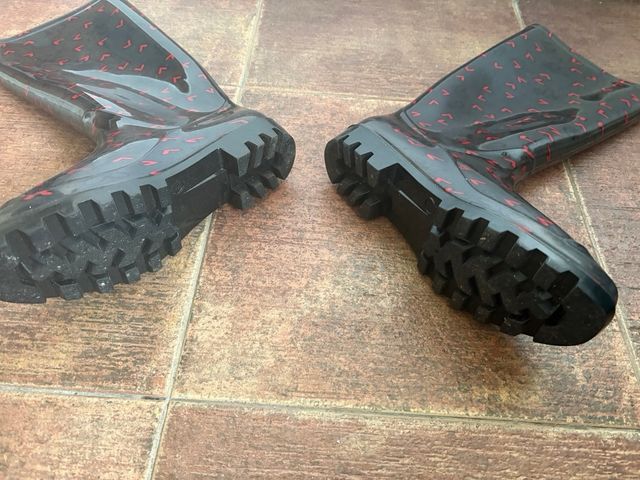 Botas de agua altas con corazones