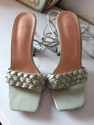 Sandalias de tacón verde con tiras