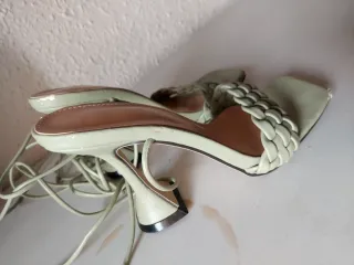 Sandalias de tacón verde con tiras