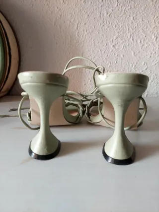 Sandalias de tacón verde con tiras