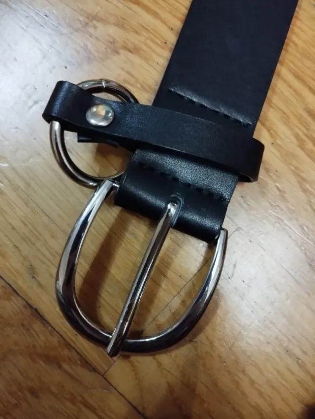 Cinturón Bershka negro con ojales