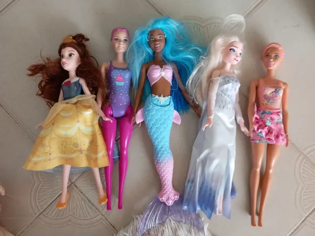 Lote de 5 muñecas cada una 2 euro.