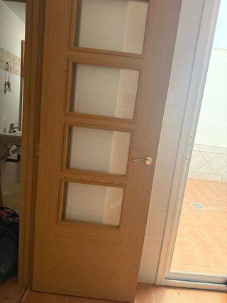 Puerta de madera con manilla dorada