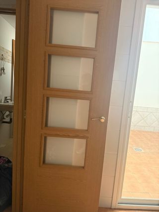 Puerta de madera con manilla dorada