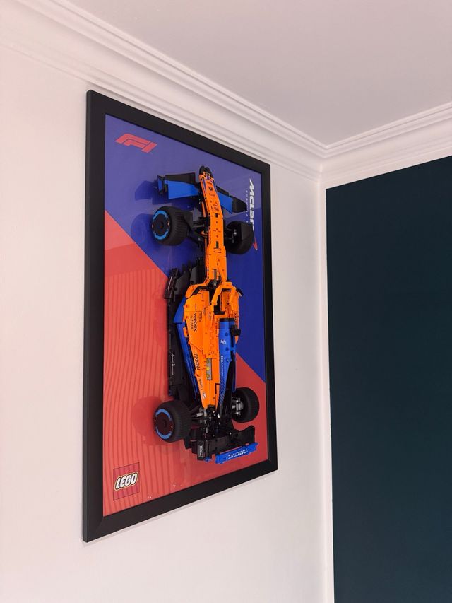 Cornice in legno per esposizione Lego