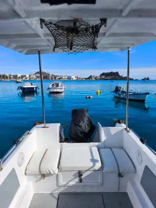 Lancha a motor cabinada