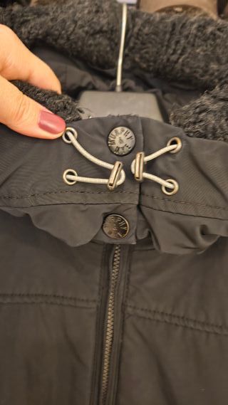 Giacca invernale nera con cappuccio