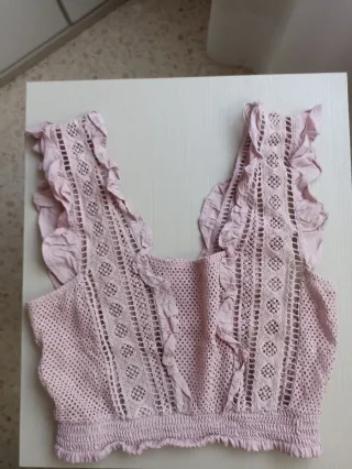 Top rosa de encaje con volantes