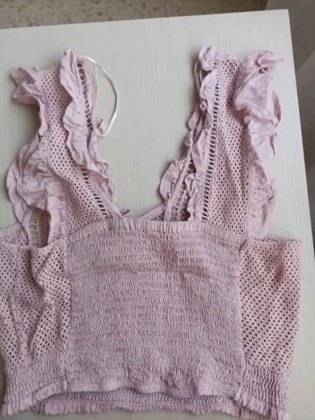 Top rosa de encaje con volantes