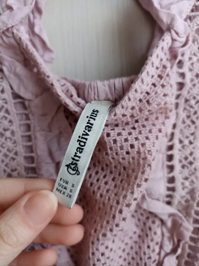 Top rosa de encaje con volantes