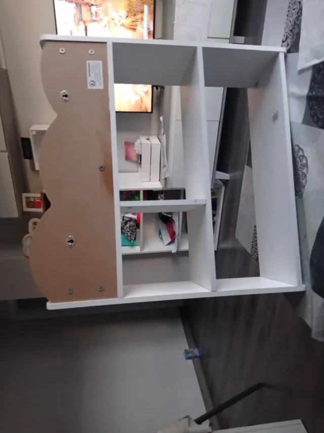 Estantería infantil blanca.