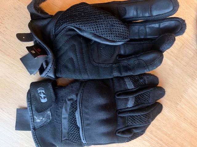 varios guantes de moto