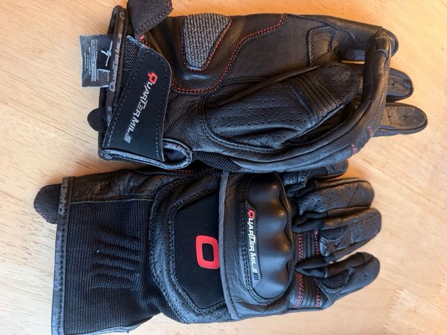 varios guantes de moto