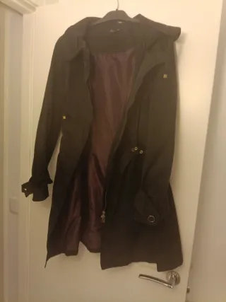 Gabardina negra con forro morado