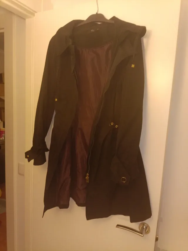 Gabardina negra con forro morado