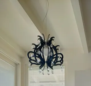 Lampadario plexiglass nero con gocce trasparenti