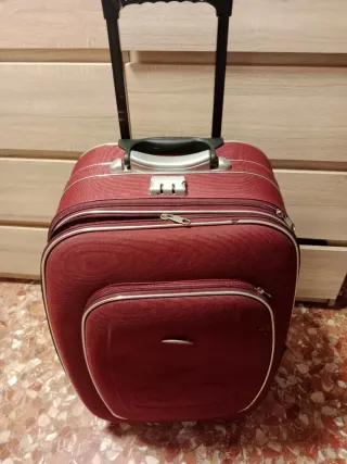 Maleta de viaje roja con ruedas