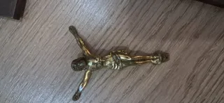 Crucifijo de madera con figura de Jesús