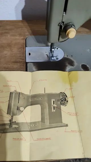 Máquina de coser Wertheim con mueble