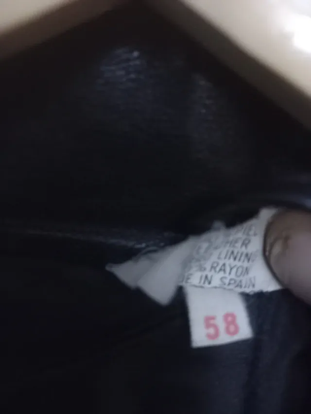 Cazadora de piel negra