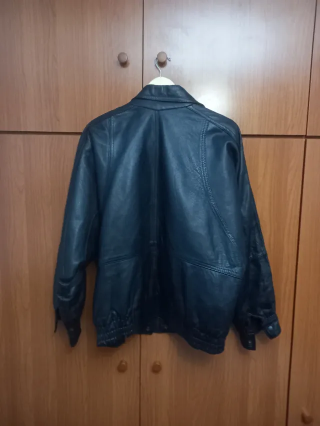 Cazadora de piel negra