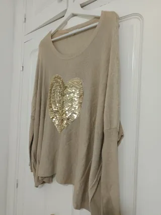 Jersey beige con corazón de lentejuelas