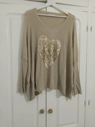 Jersey beige con corazón de lentejuelas